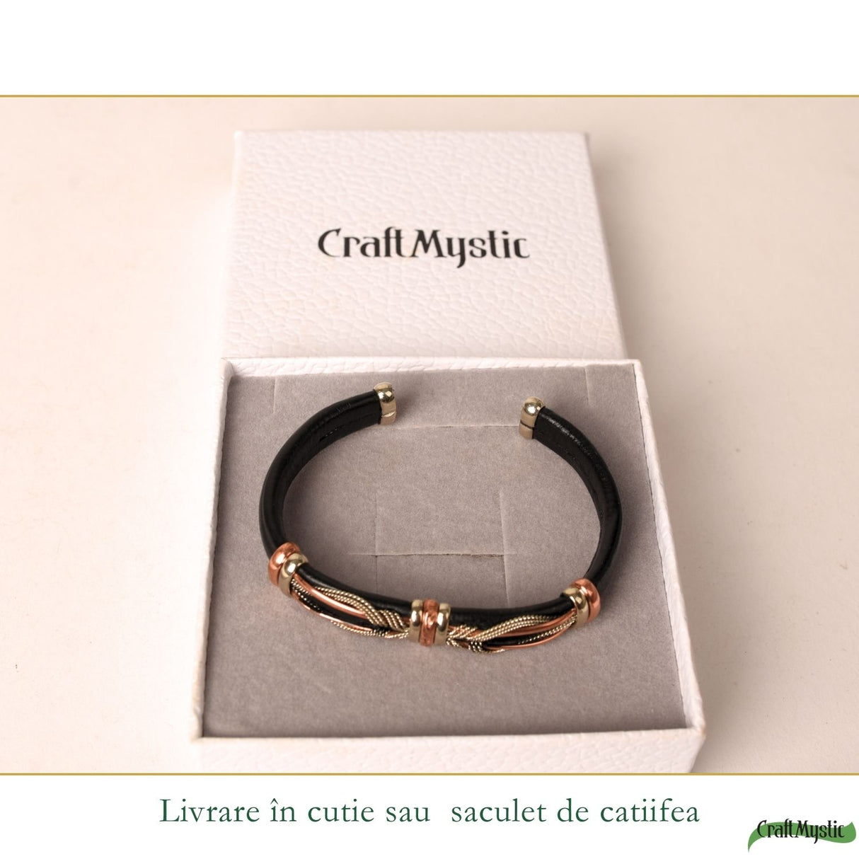 Detaliu piele naturală și cupru pe brățara masculină