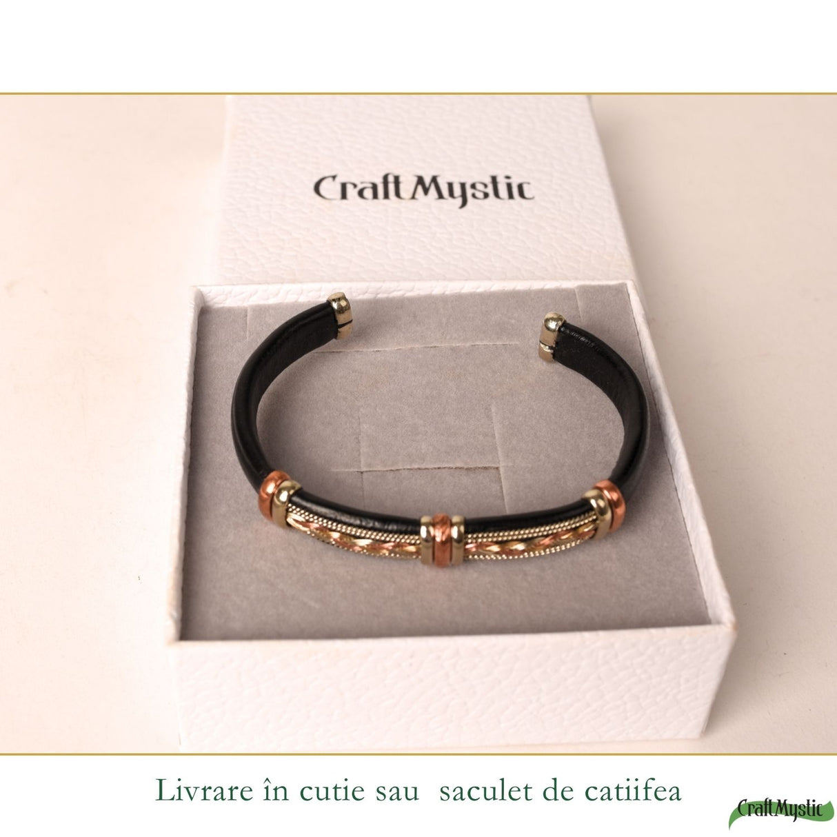 Detaliu piele naturală și cupru pe brățara masculină