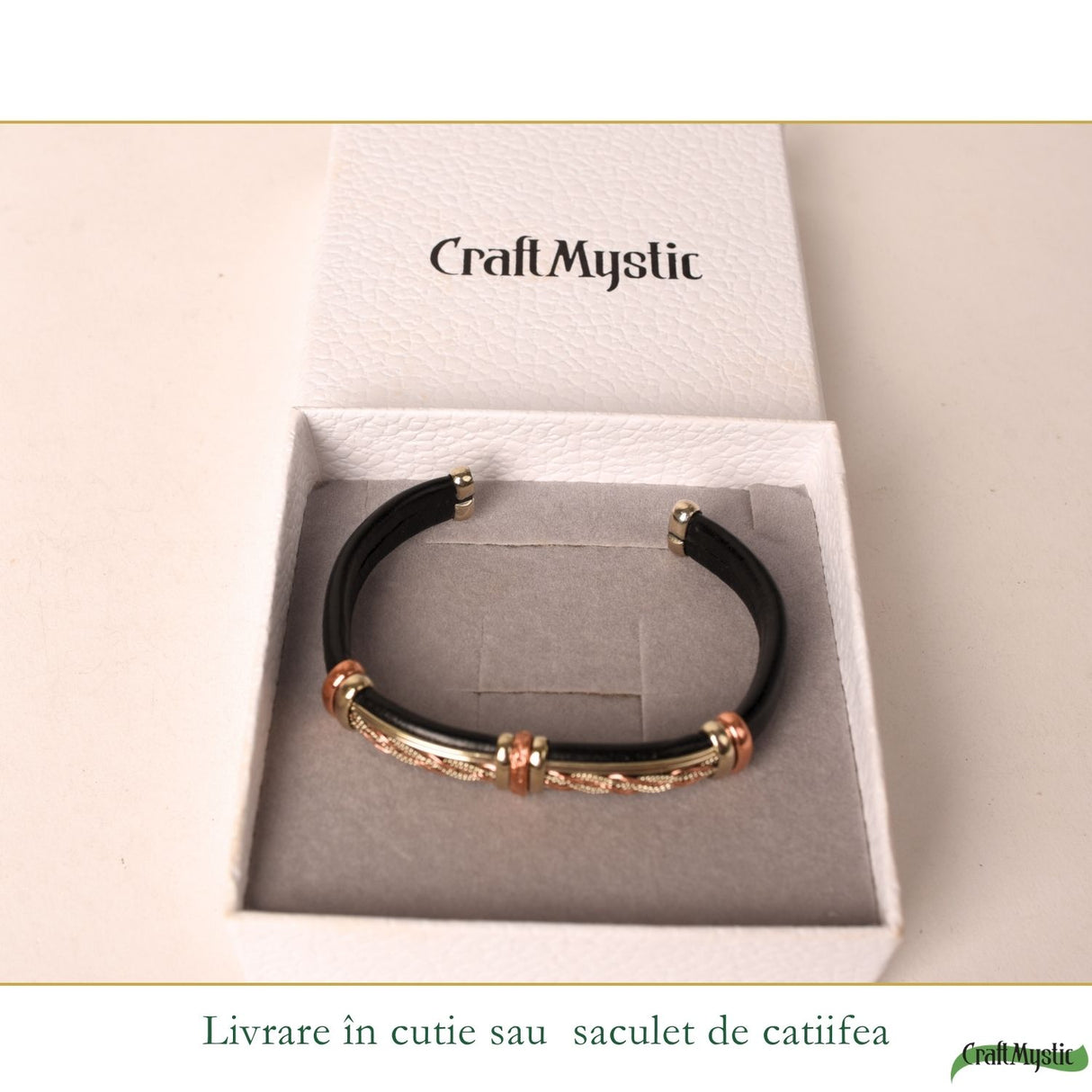 Detaliu piele naturală și cupru pe brățara masculină