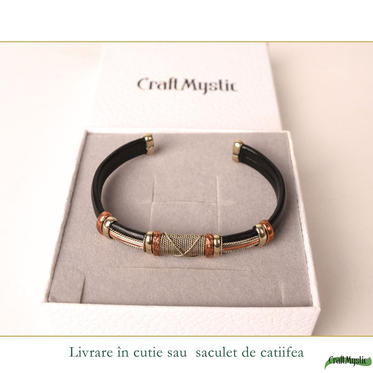 Detaliu piele și cupru răsucit pe brățara masculină
