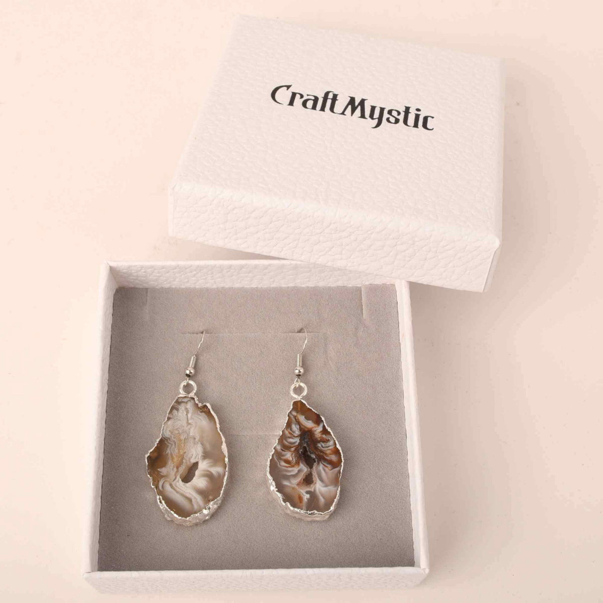 Cercei cu piatra semipretioasa naturala onyx deschis forma geoda cu metal placat argintiu