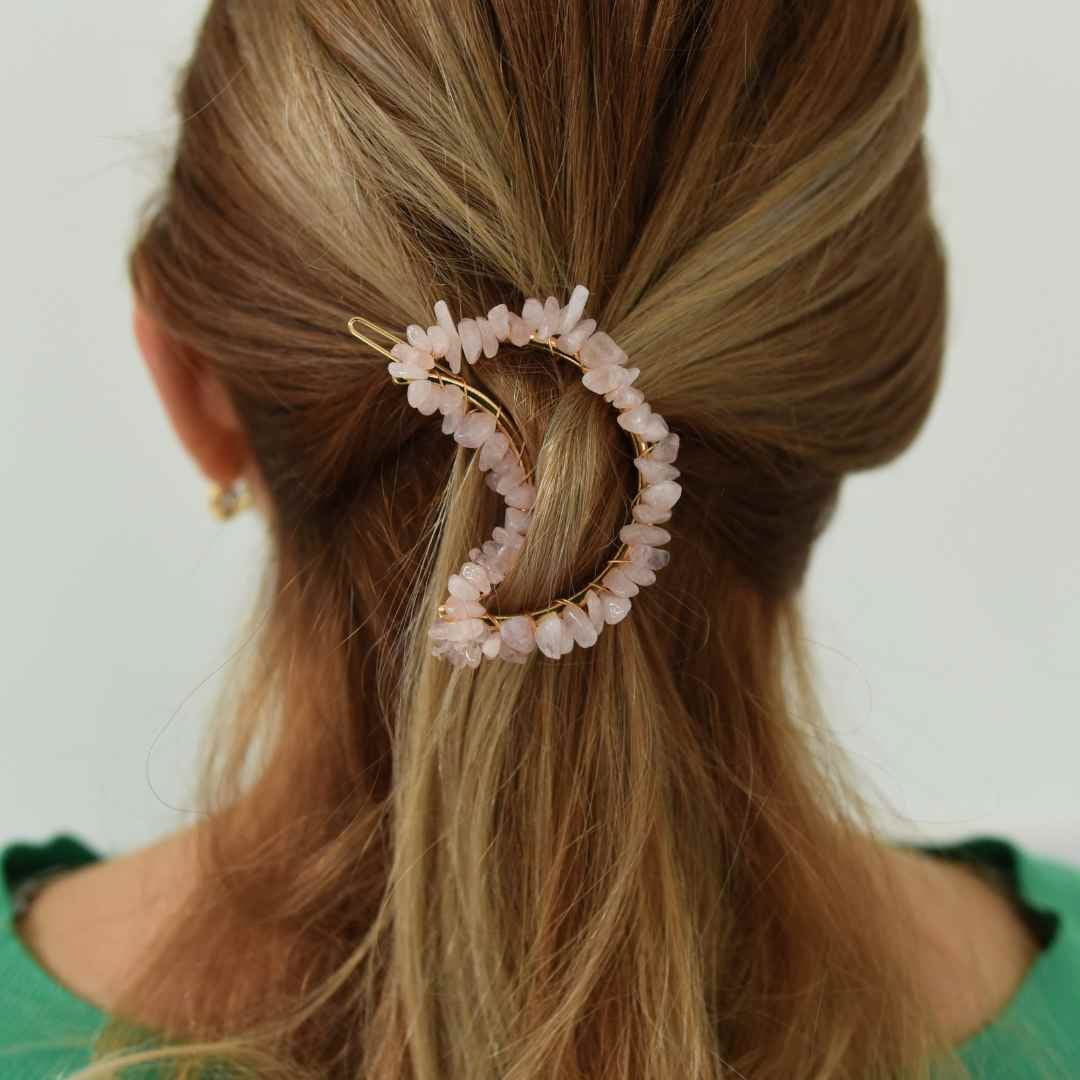 Clame pentru par in forma de semiluna cu piatra naturala semipretioasa Cuart Roz pentru un look chic si vibratii pozitive