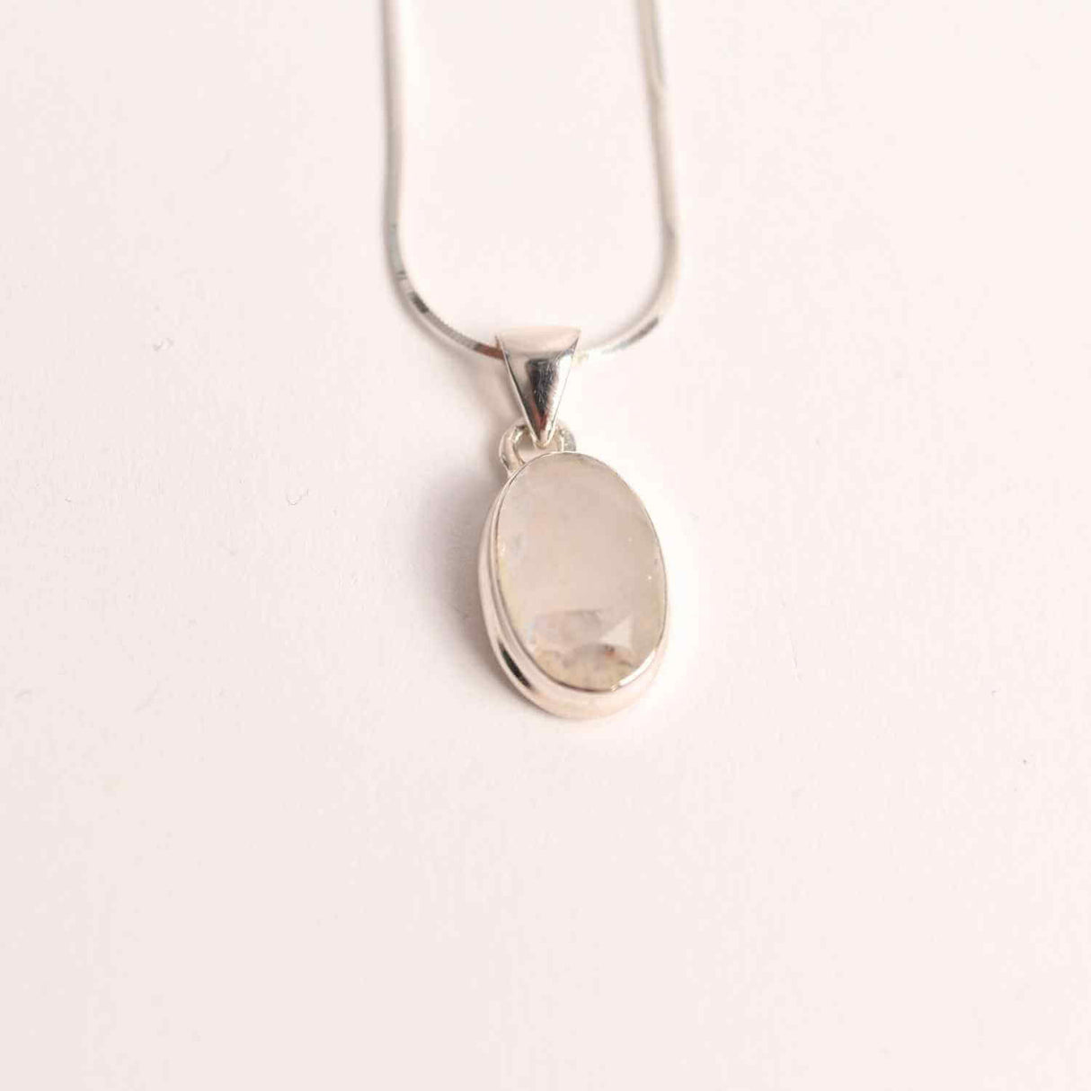 Colier Argint 925 cu Piatra Lunii Curcubeu Fatetat - Bijuterie pentru Echilibru Emotional, va4 - 3.2-3.8 gr