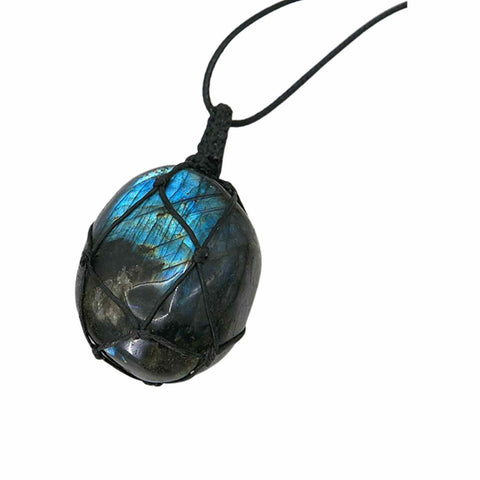 Colier cu cristal Labradorit in forma ovala, infasurat intr-o plasa de franghie neagra - o piatra semipretioasa pentru meditatie, intuitie, imaginatie