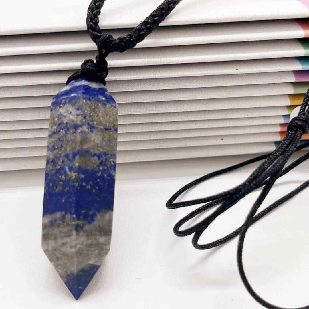 Colier cu cristal vindecator Lapiz Lazuli 4-5 cm, in forma hexagonala cu dublu varf si saculet satin negru - pentru protectie, vointa si noroc