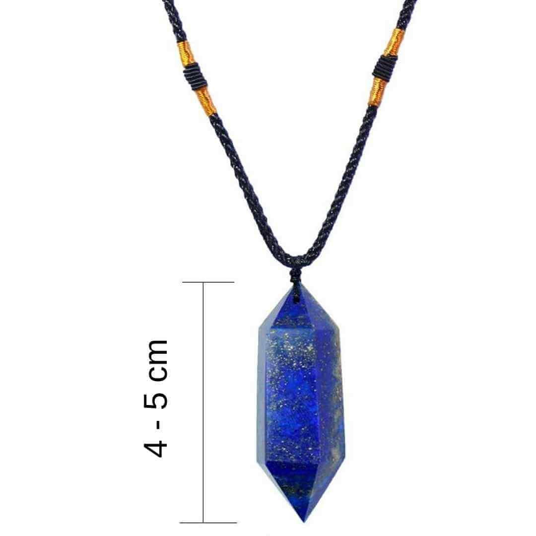 Colier cu cristal vindecator Lapiz Lazuli 4-5 cm, in forma hexagonala cu dublu varf si saculet satin negru - pentru protectie, vointa si noroc