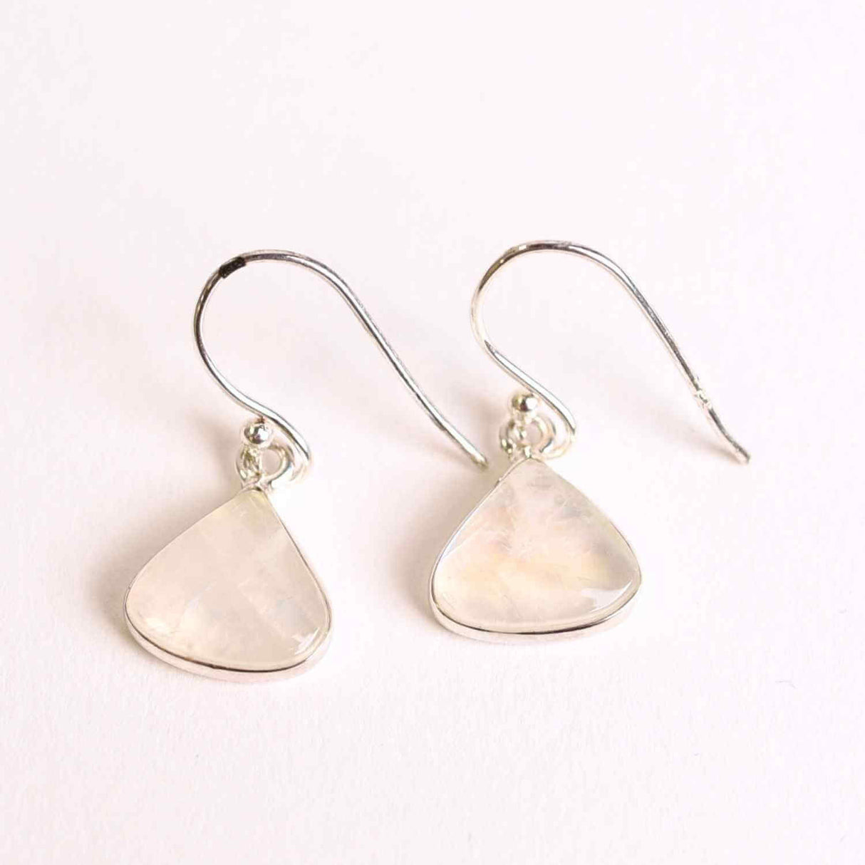 Cercei Argint 925 cu Piatra Lunii Triunghi Rotunjit - Armonie si Intuitie