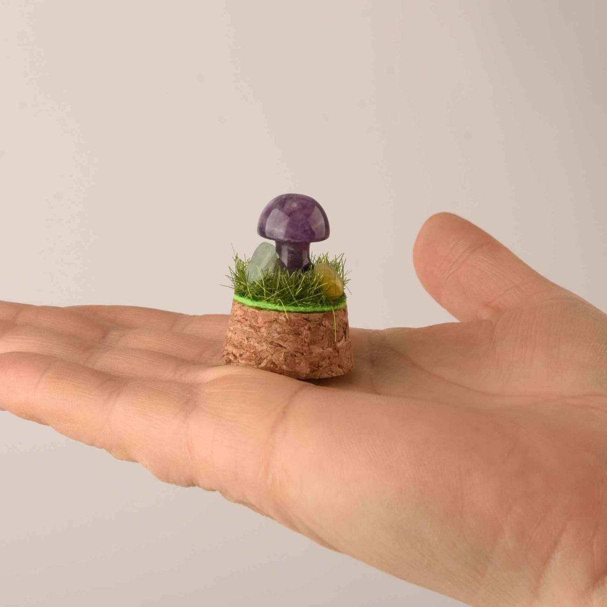 Figurina din piatra naturala semipretioasa Ametist in forma de ciuperca in mini terrarium 5 cm din sticla