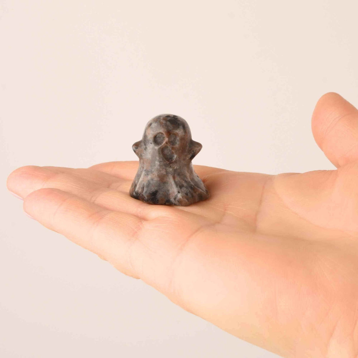 Figurina 3.5 cm in forma de fantoma din piatra semipretioasa Labradorit, sculptata manual