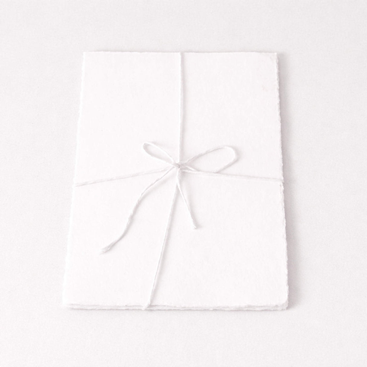 Hartie alba vintage 22x29.5 cm - un spatiu pur pentru ganduri scrise cu intentie