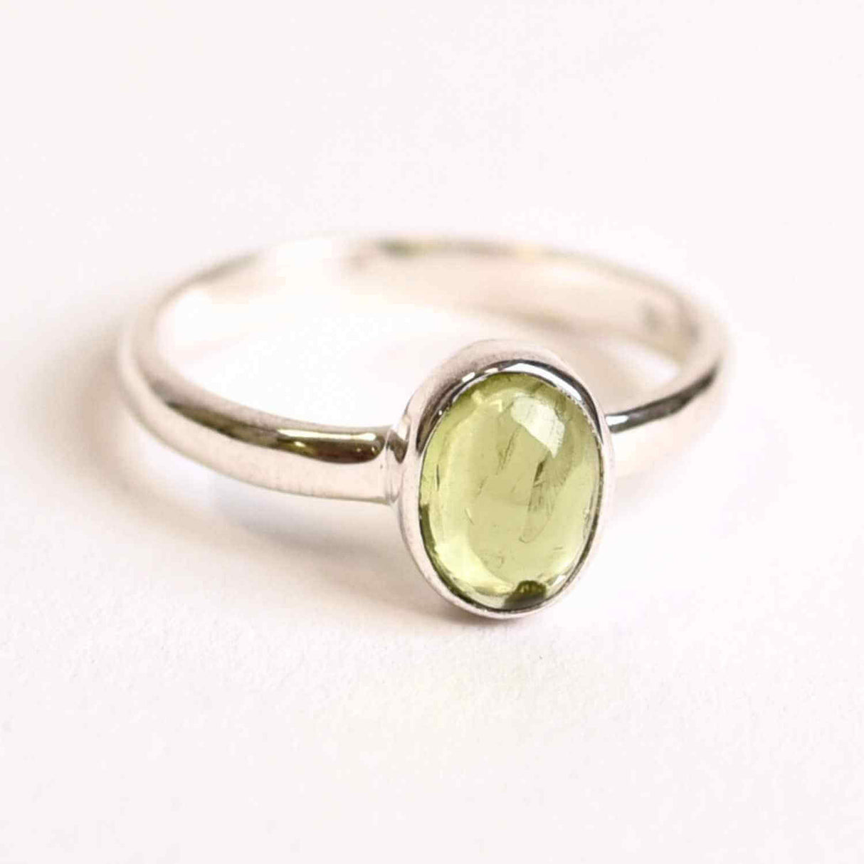 Inel argint 925 cu Peridot natural oval - Lumina si Echilibru