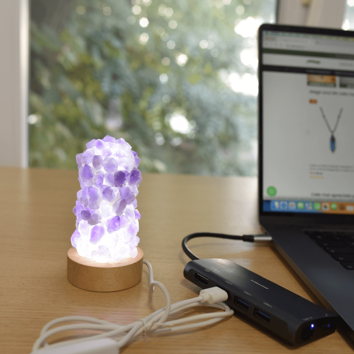 Mini Lampa Decorativa 11 cm cu Cristale de Ametist si Baza LED USB Ideala pentru Masa de Noptiera