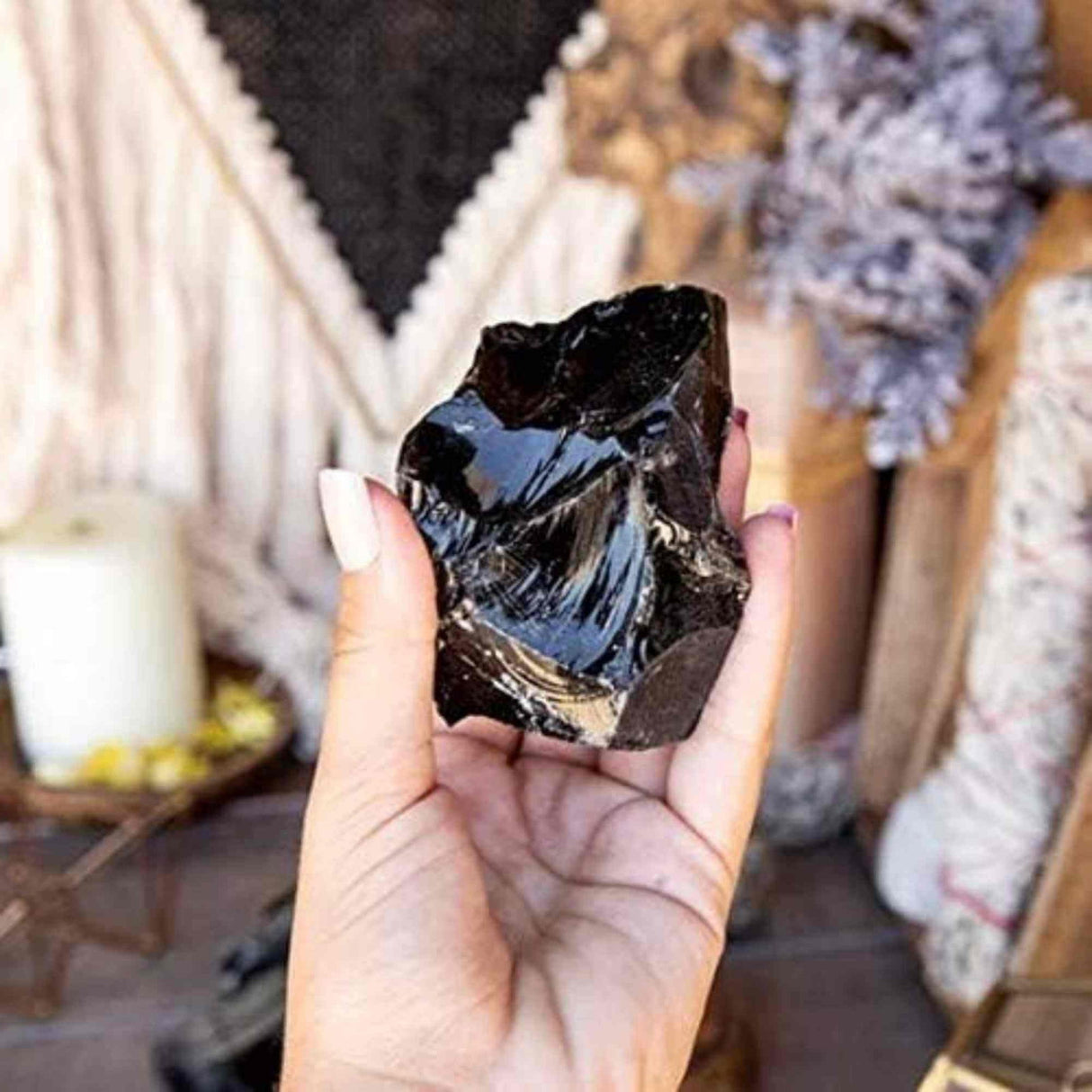 Cristal Obsidian Negru Natural Brut 4-5 cm: Pietre de Protectie si Echilibrare, Perfecte pentru Meditatie si Decor