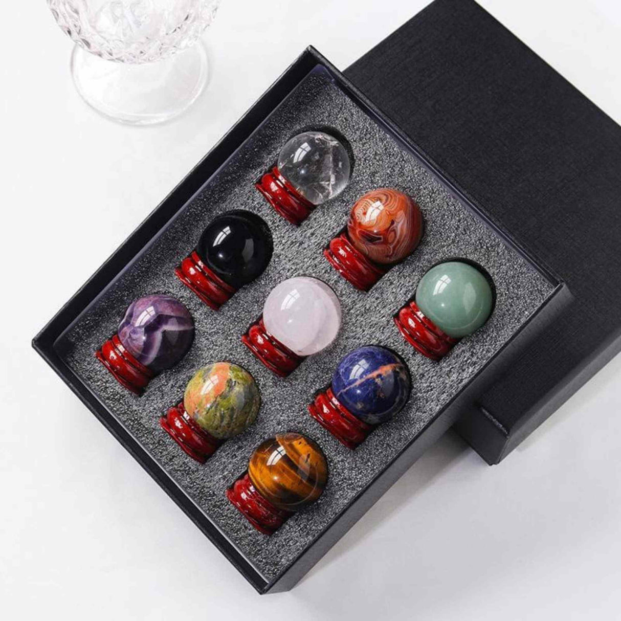 Set 9 sfere din cristale naturale sempretioase in cutie cadou - Pentru decor feng shui, meditatie, astrologie