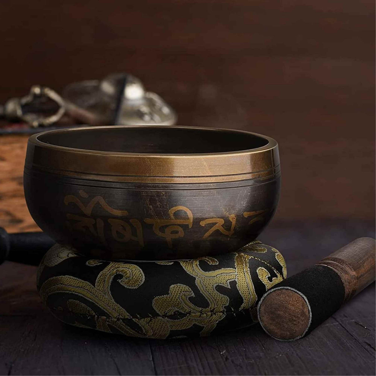 Set Bol Tibetan cantator prelucrat manual la poalele muntelui Himalaya - un percutor cu doua capete din lemn si piele, si o perna cusuta manual – ideal pentru energizare, purificare si meditatie