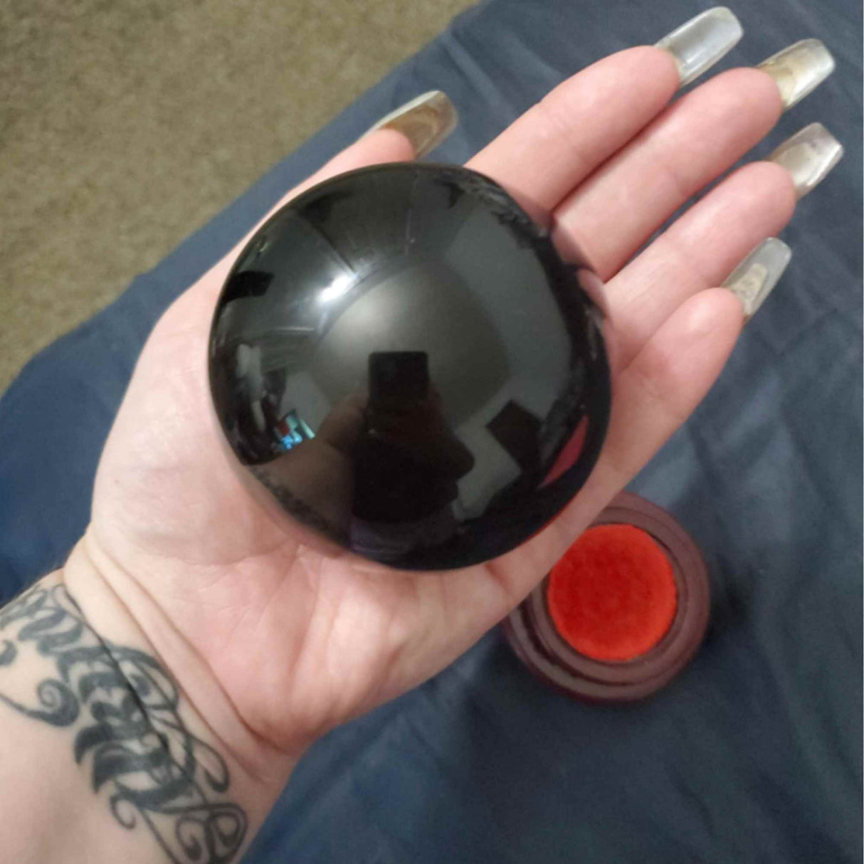 Sfera pudra obsidian negru 80 mm , minge de cristal decorativa, cu suport de lemn - Pentru decor, meditatie, vindecare