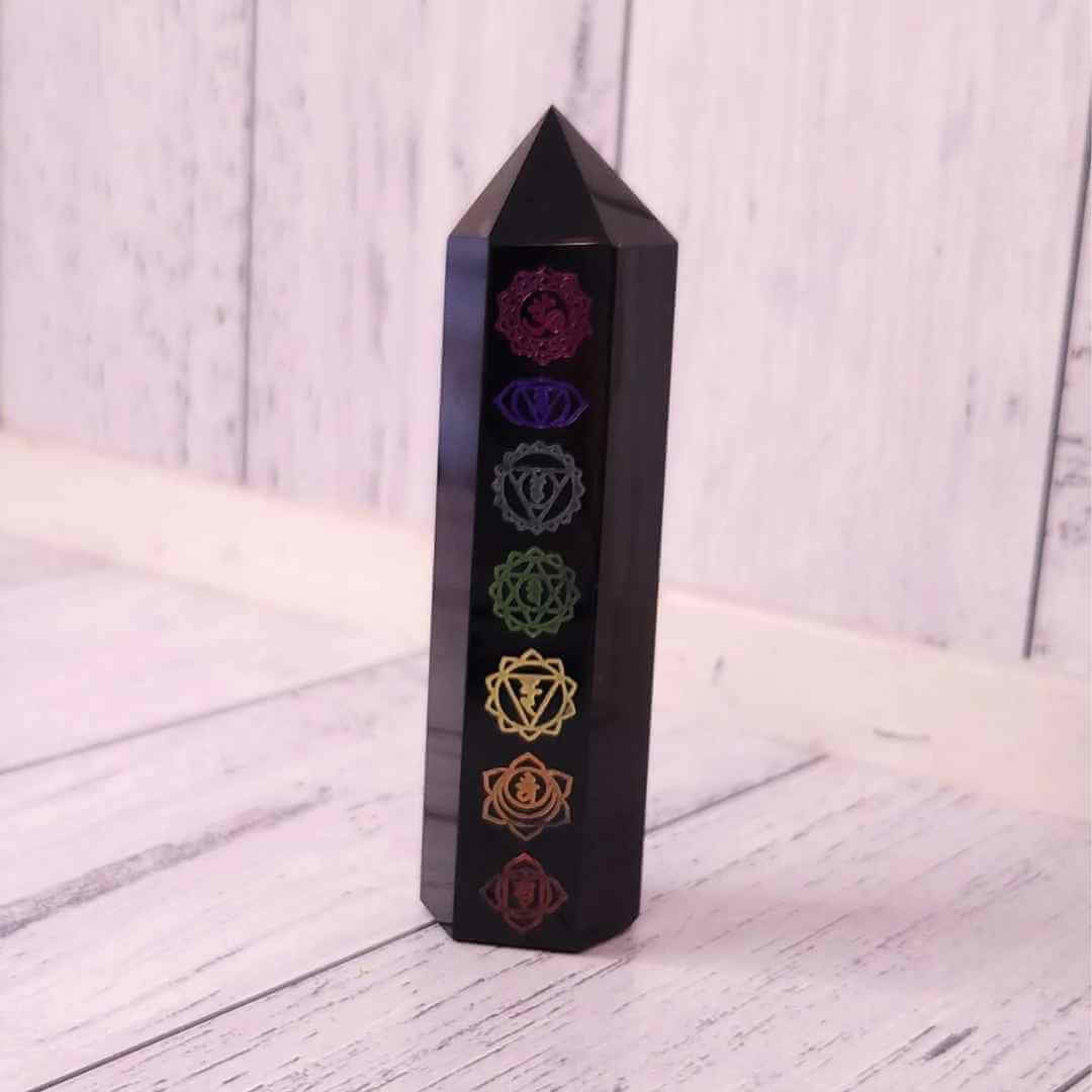 Turn de cristal din Obsidian Negru 9-10 cm cu cele 7 Chakre - Bagheta hexagonala pentru vindecare, reiki si decor pentru casa si birou