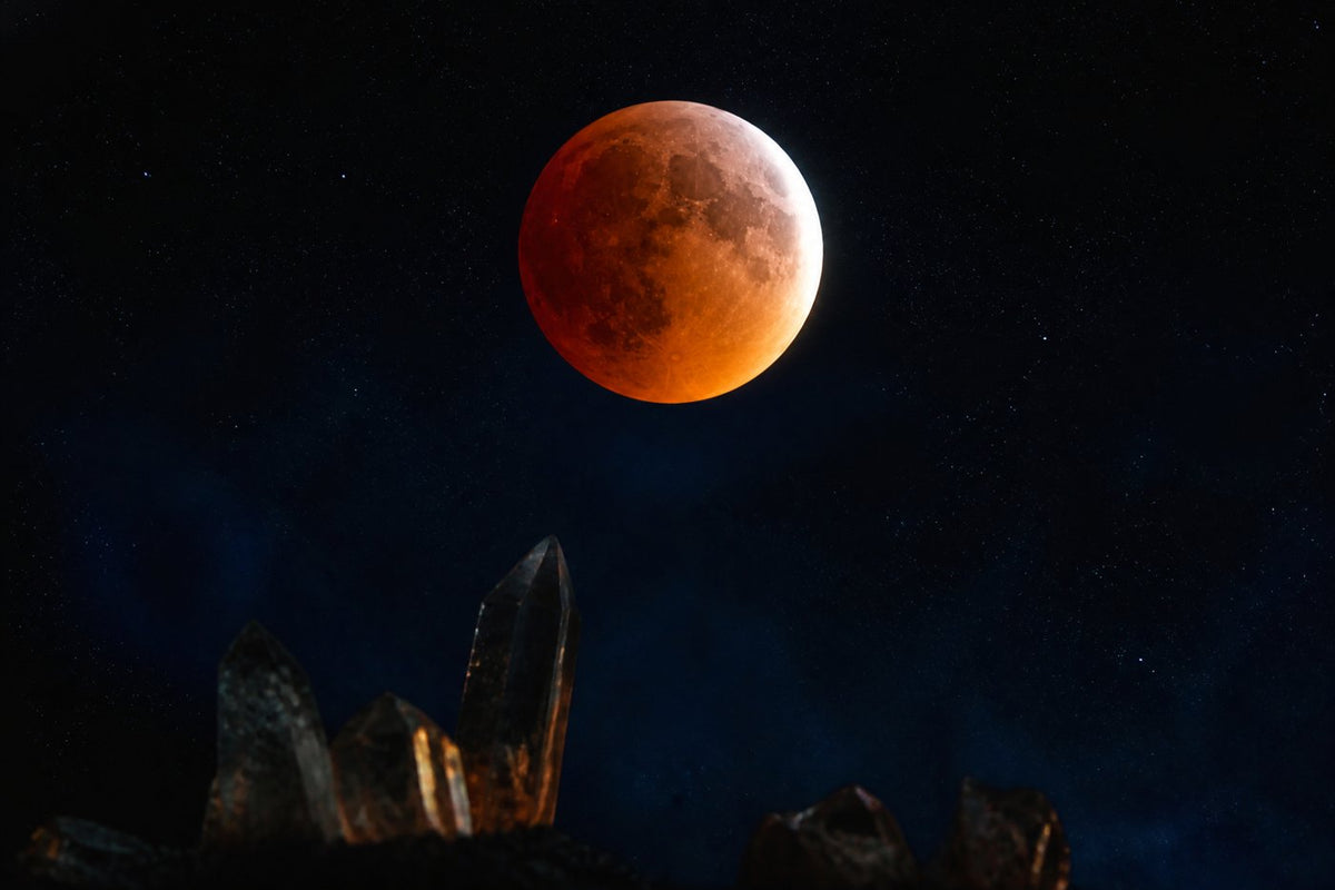 Eclipsă de lună roșiatică pe cerul de noapte