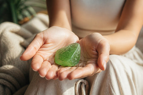 Peridot natural ținut în mâini
