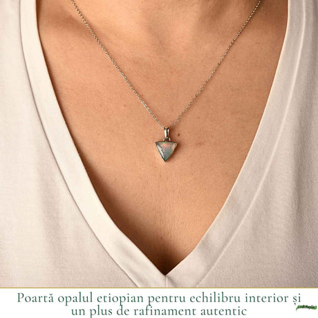 Colier Argint 925 cu Piatra Naturala de Opal Etiopian Triunghi – Inspiratie si Echilibru