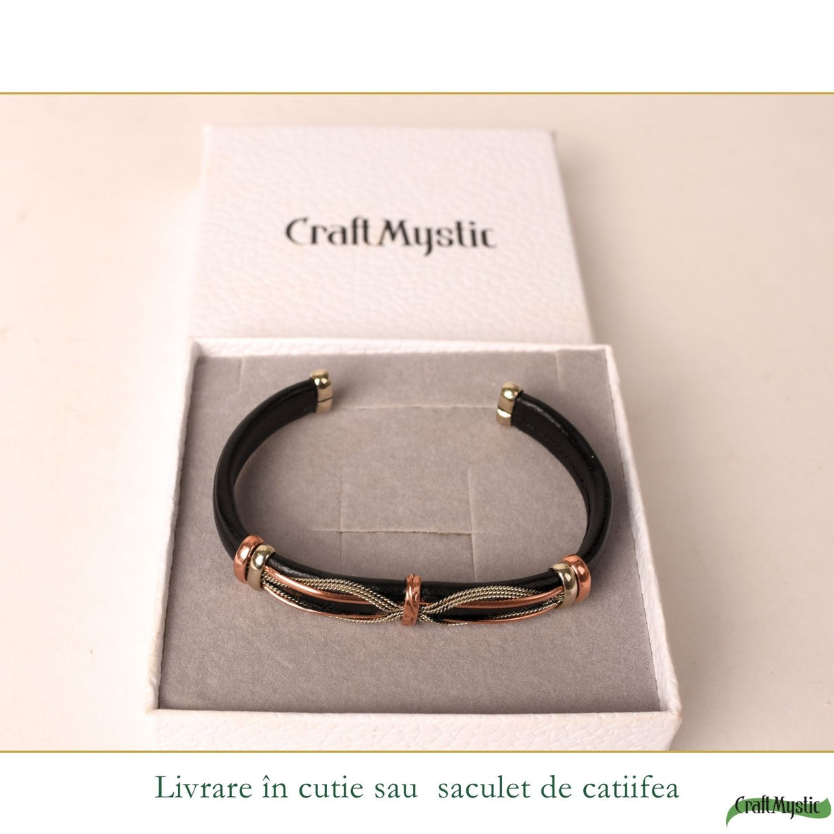 Detaliu piele naturală și cupru pe brățara masculină