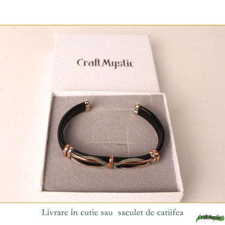Detaliu piele naturală și cupru pe brățara masculină