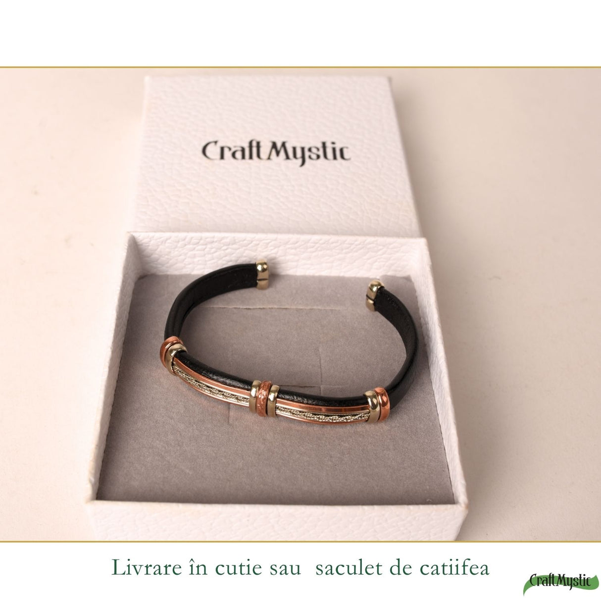 Detaliu piele naturală și cupru pe brățara masculină