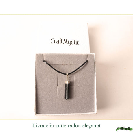 Detaliu montură alamă și piatră brută de turmalină