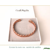 Detaliu cupru pe brățara masculină
