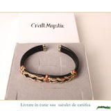 Detaliu cupru pe brățara masculină