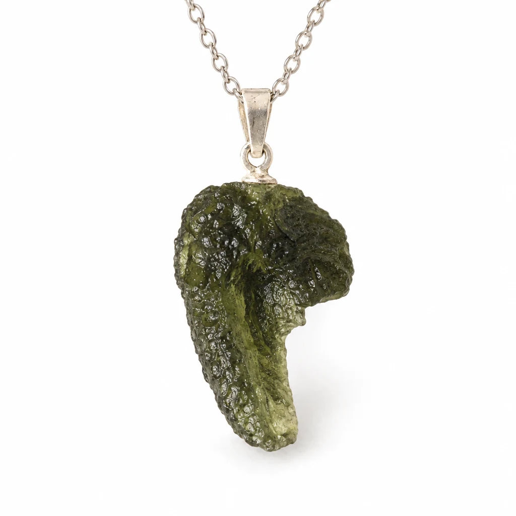 Colier cu Moldavit, vedere completă pe fundal alb
