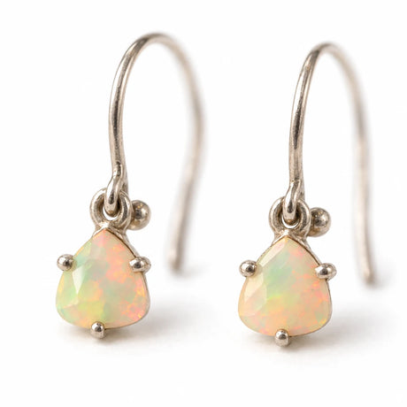 Prim-plan pe Opal Etiopian: fațetele și montura, văzute de aproape