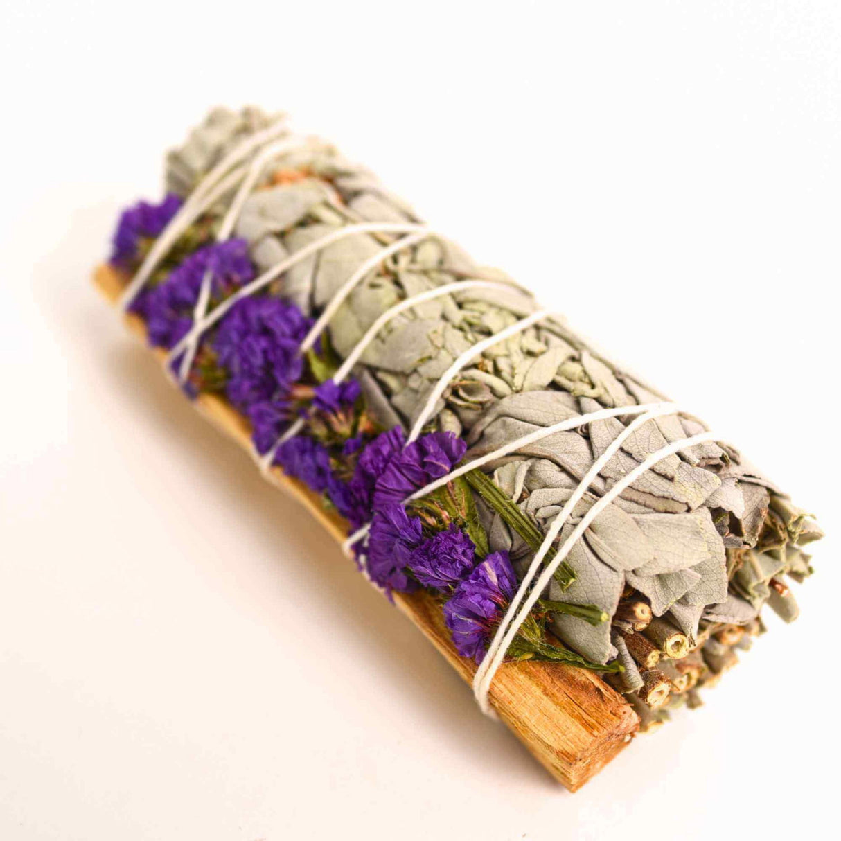 Buchet Salvie Alba California, Palo Santo si Garofite Mov/ Sinuata – Energie Pozitiva si Eleganta