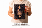 Detaliu al simbolului Soare-Lună embosat pe coperta de piele