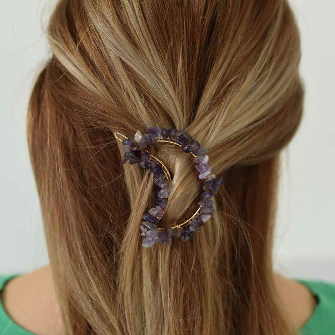 Clame pentru par in forma de semiluna cu piatra naturala semipretioasa Ametist pentru un look chic si vibratii pozitive