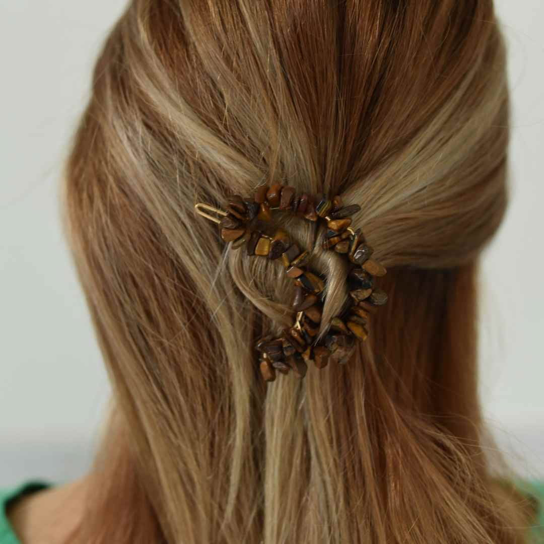 Clame pentru par in forma de semiluna cu piatra naturala semipretioasa Ochi de tigru pentru un look chic si vibratii pozitive
