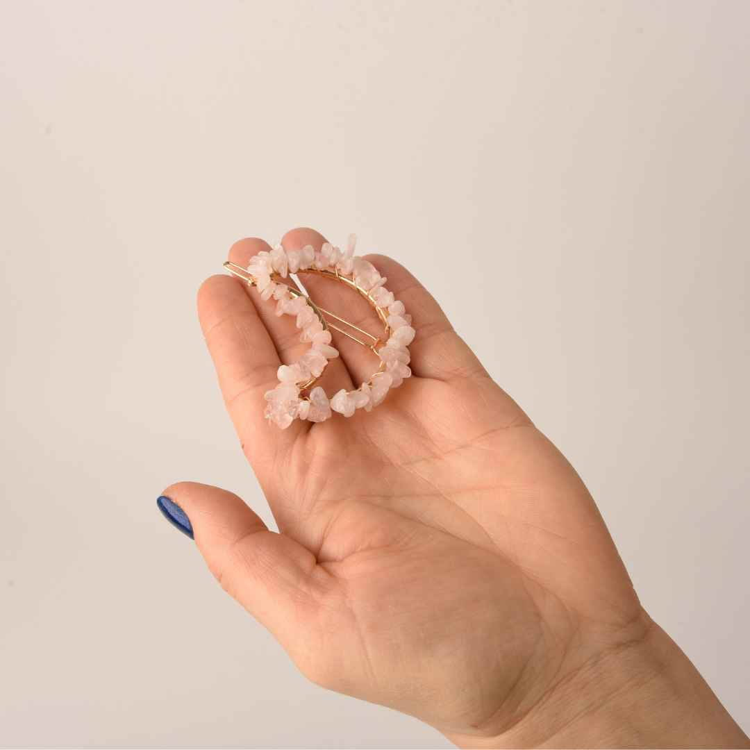 Clame pentru par in forma de semiluna cu piatra naturala semipretioasa Cuart Roz pentru un look chic si vibratii pozitive