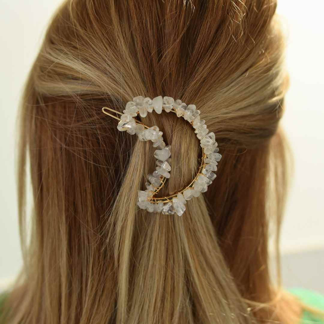 Clame pentru par in forma de semiluna cu piatra naturala semipretioasa Cuart transparent pentru un look chic si vibratii pozitive