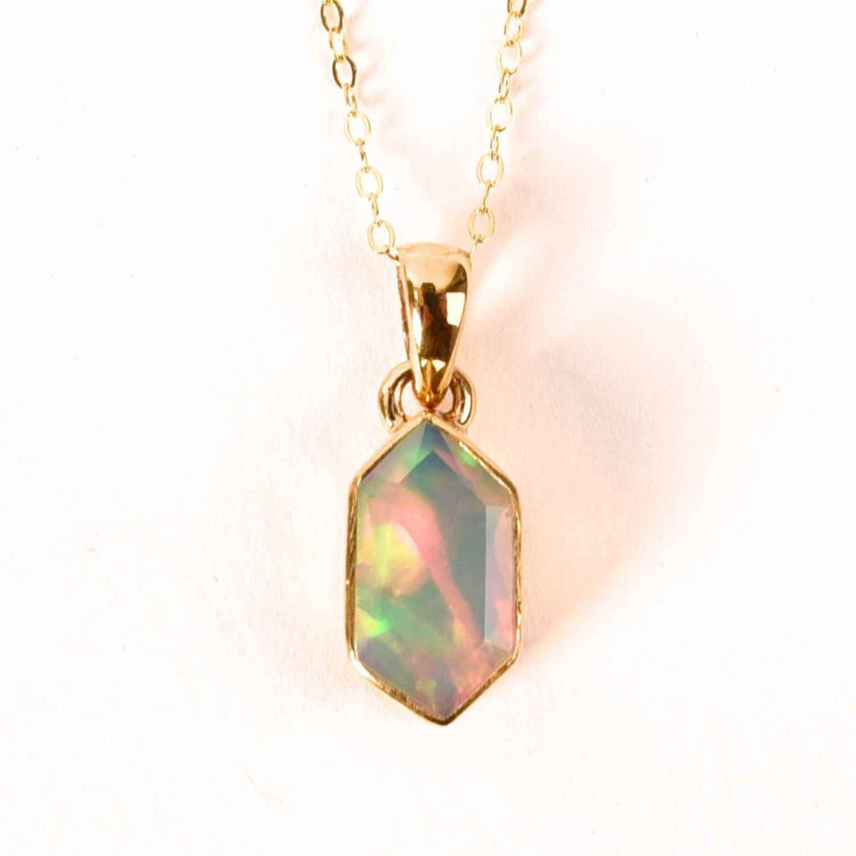 Colier Argint 925 placat cu aur 18K cu Opal Etiopian Fatetat Hexagonal - Protectie, Lumina si Armonie Divina