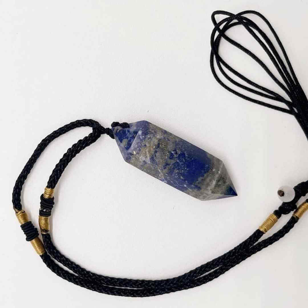 Colier cu cristal vindecator Lapiz Lazuli 4-5 cm, in forma hexagonala cu dublu varf si saculet satin negru - pentru protectie, vointa si noroc