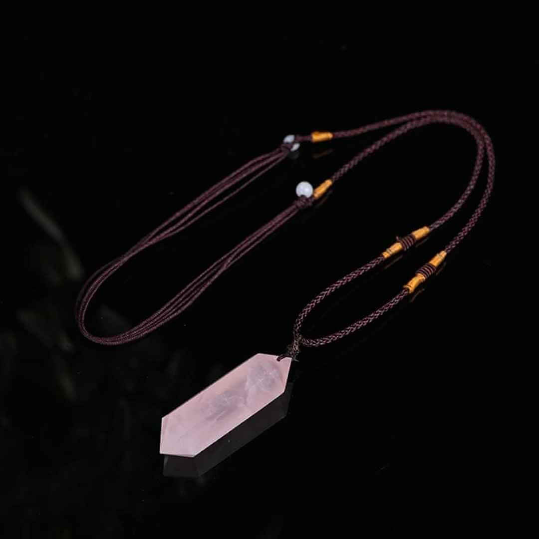Colier cu cristal vindecator Cuart Roz 4-5 cm, in forma hexagonala cu dublu varf si saculet satin negru - pentru protectie, vointa si noroc