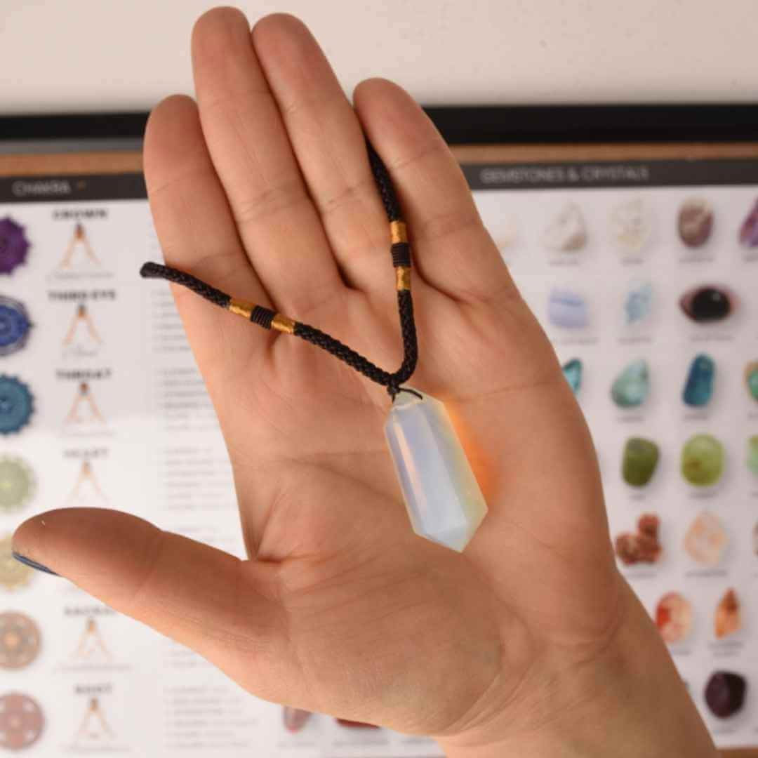 Colier cu cristal vindecator Opal 4-5 cm, in forma hexagonala cu dublu varf si saculet satin negru - pentru protectie, vointa si noroc