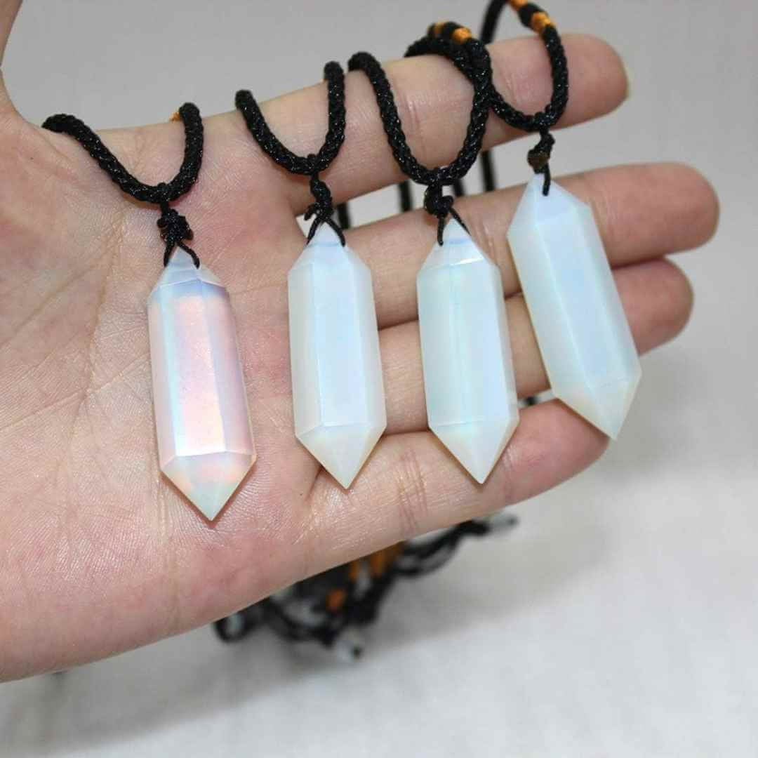 Colier cu cristal vindecator Opal 4-5 cm, in forma hexagonala cu dublu varf si saculet satin negru - pentru protectie, vointa si noroc