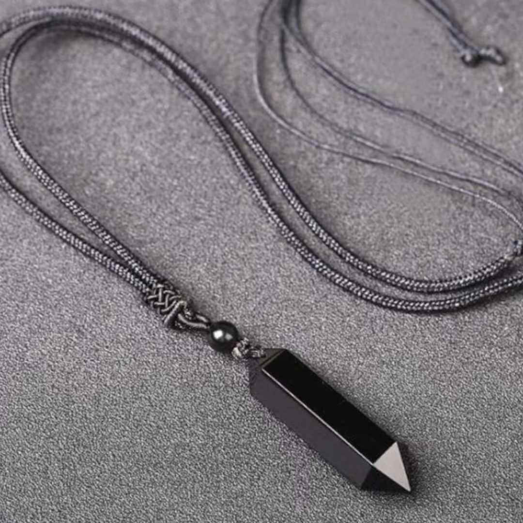 Colier cu cristal vindecator Obsidian Negru, in forma hexagonala cu dublu varf si franghie neagra ajustabila - pentru protectie, stabilitate si armonie