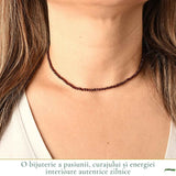 Colier Fin la Baza Gatului Tip Choker cu Granat Fatetat 2 mm – Pasiune si Energie Interioara