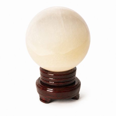 Detaliu textură selenit natural pe sfera de 11–12 cm