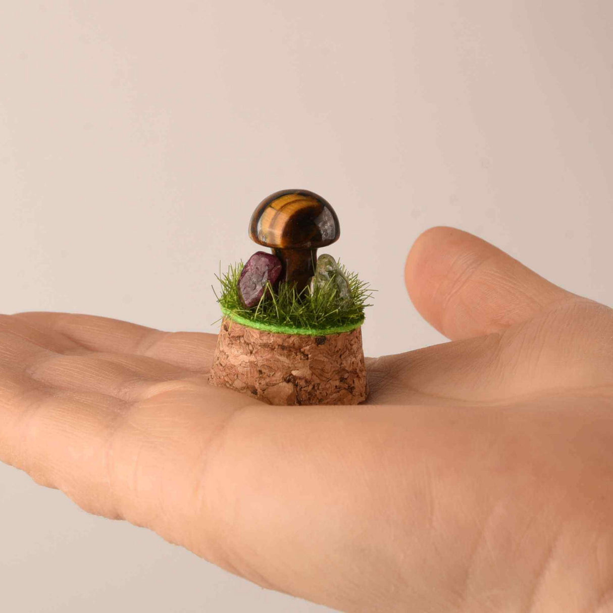 Figurina din piatra naturala semipretioasa Ochi de tigru in forma de ciuperca in mini terrarium 5 cm din sticla