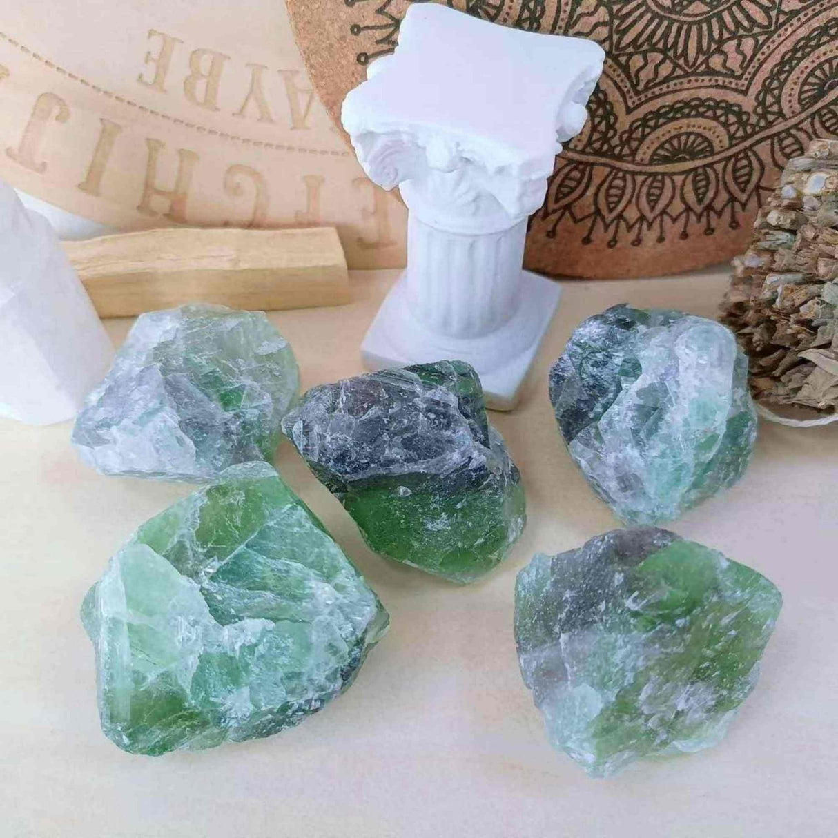 Cristal Brut Natural de Fluorit Multicolor - Cadou Energetizant Unic, Ideal pentru Meditatie si Echilibrare Energetica, Dimensiuni 6-7 cm