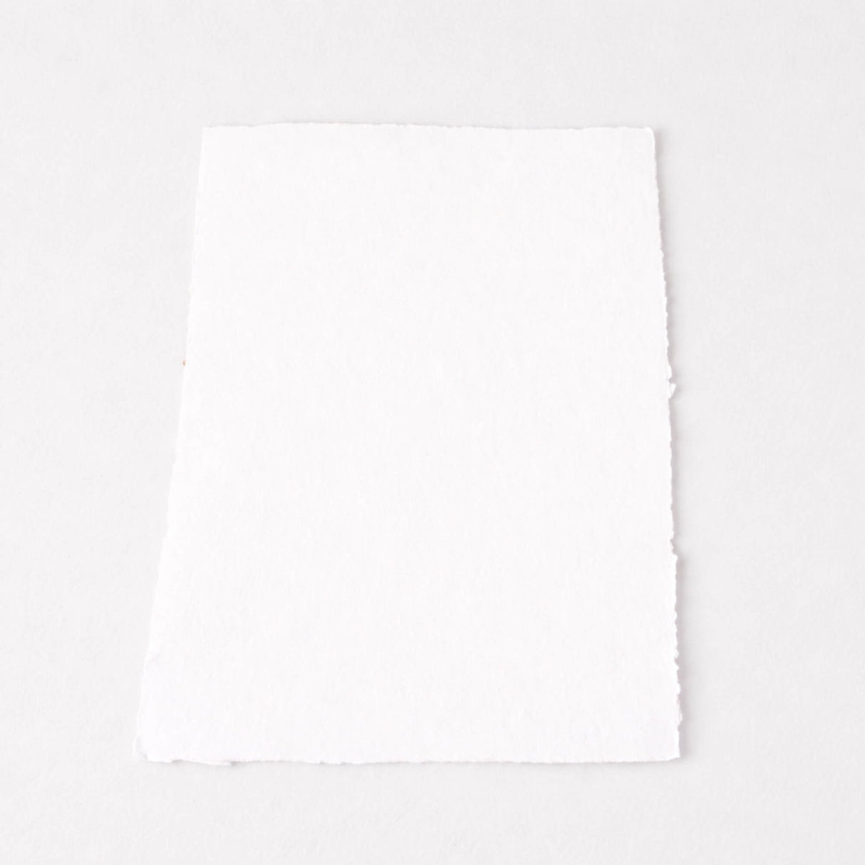 Hartie alba vintage 22x29.5 cm - un spatiu pur pentru ganduri scrise cu intentie