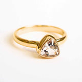 Inel argint 925 placat cu aur 18K cu Topaz Alb fatetat triunghi - Claritate si Eleganta